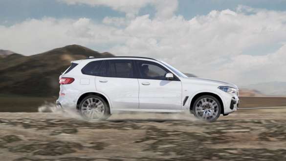 Driving mode xGravel BMW X5 G05 2018 Mineral White metallic side view driving on loose, stony ground